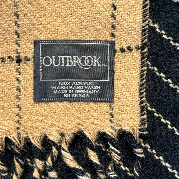 Outbrook Reversible Tan and Black Acrylic Fringe Scarf | made in Germany - Picture 7 of 7